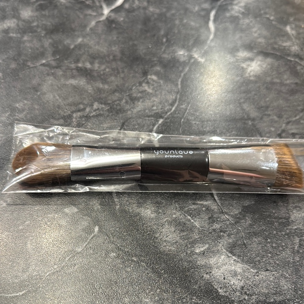 Younique Dual-Ended Makeup Brush